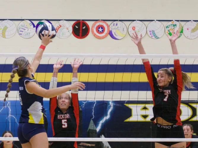 Eisenhower volleyball downs Hickory in 3